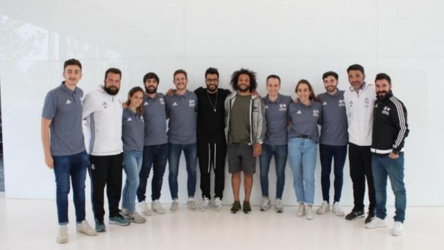 Marcelo posa con los voluntarios de su campus. Foto: Twitter (@fun_realmadrid).