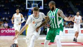 Doncic penetrando a canasta ante Betis. Foto: acbmedia