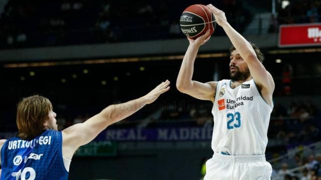 Llull lanzando a canasta ante Gipuzkoa