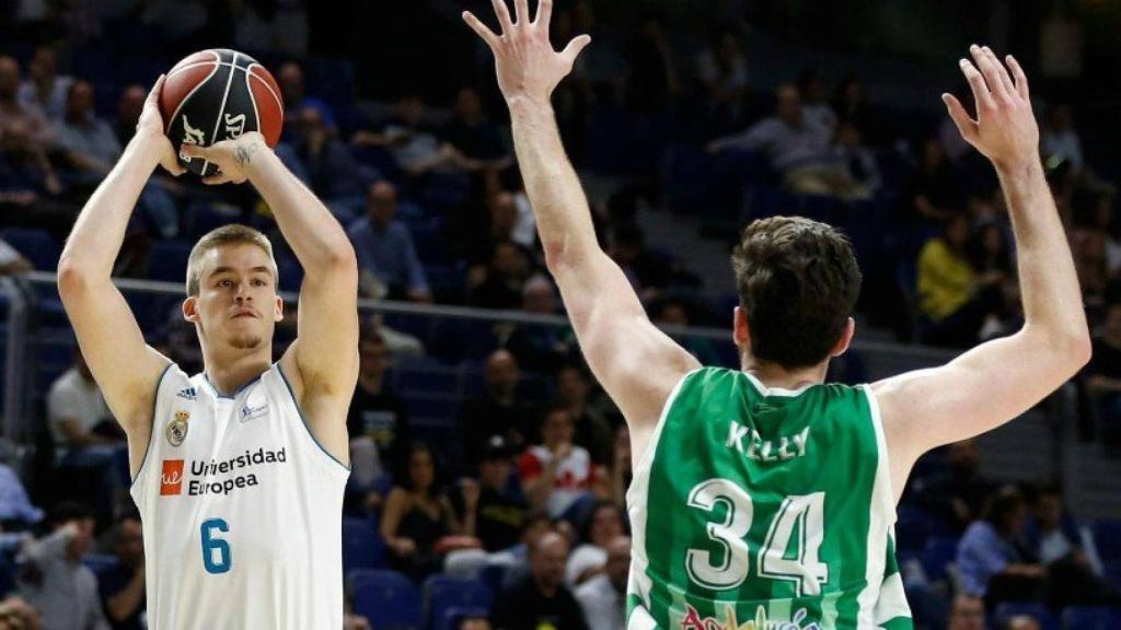 Radoncic lanza un triple ante el Betis