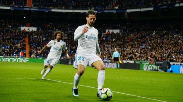 Isco conduce el balón. Fotógrafa: Virginia López / El Bernabéu