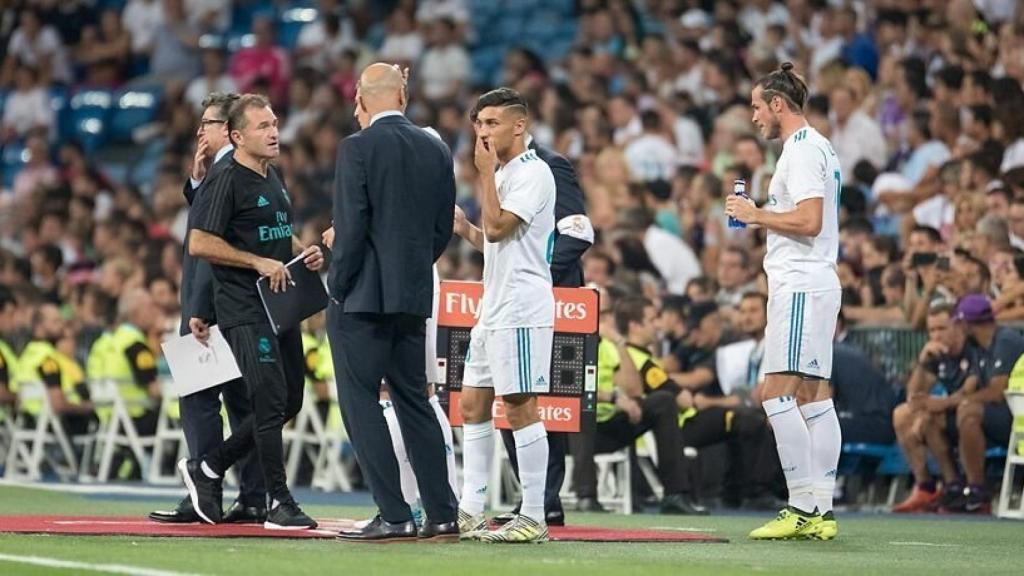 Zidane hablando con Óscar. Foto: Pedro Rodríguez / El Bernabéu