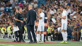 Zidane hablando con Óscar. Foto: Pedro Rodríguez / El Bernabéu