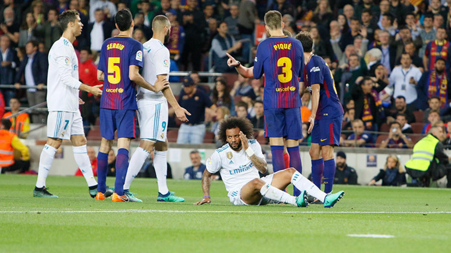 Hernández Hernández expulsa a Sergi Roberto por su golpe a Marcelo Foto: Manu Laya/El Bernabéu