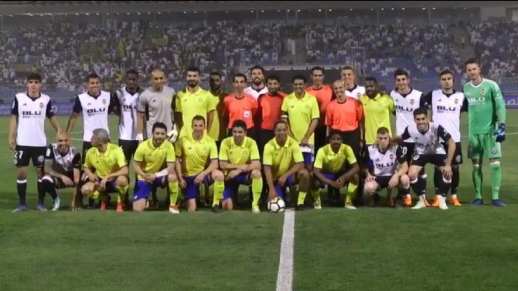 Jugadores del Valencia y Al Nassr juntos antes del partido. Foto: Twitter (@valenciacf).