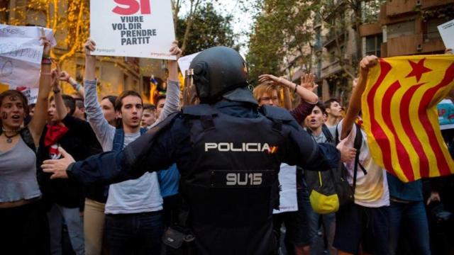 Un policía nacional, trabajando durante una manifestación separatista.