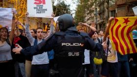 Un policía nacional, trabajando durante una manifestación separatista.