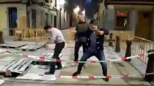 Tres amigos borrachos, una obra y un agujero: serio candidato a vídeo del año