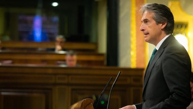 El ministro de Fomento,  Íñigo de la Serna, defiende en el Congreso la limitación de licencias a Uber y Cabify.