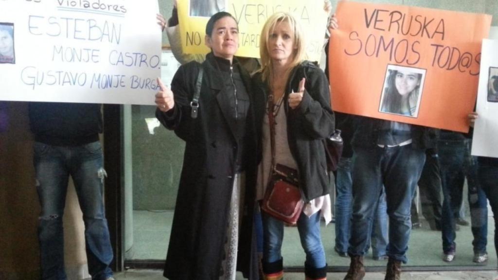 Renee (derecha) apoyando a la madre de Veruska Valdivia (izquierda) en el Palacio de Justicia de Santa Cruz.