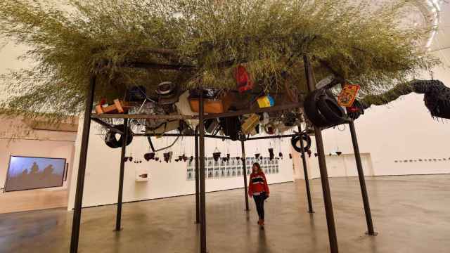 Una mujer observa en el Guggenheim 'La Llegada a la buena fortuba' del artista Chen Zhen