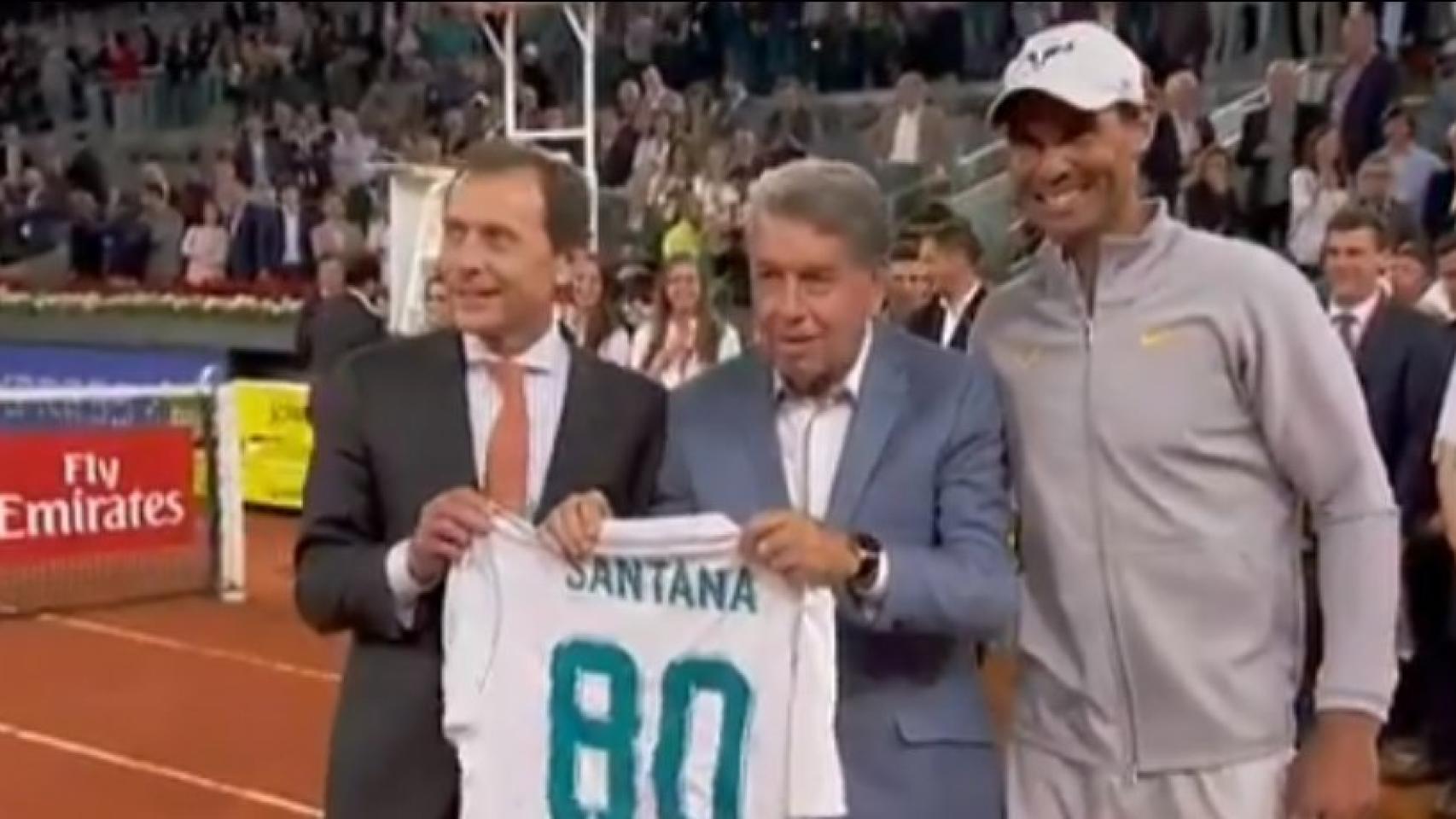 Butragueño entrega una camiseta del Real Madrid por su 80 cumpleaños, junto a ellos Rafa Nadal