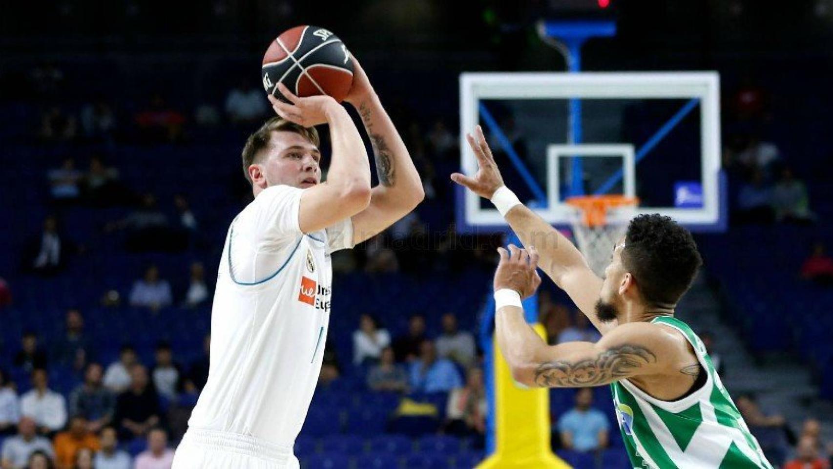 Doncic lanza a canasta