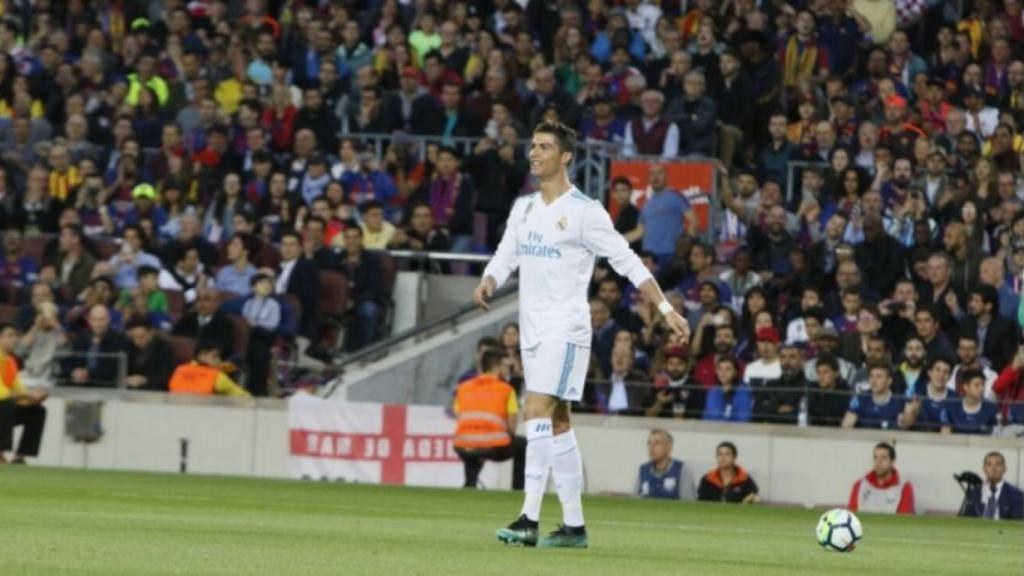 Cristiano Ronaldo reclama una acción al Barcelona en el Camp Nou. Foto: Manu Laya/El Bernabéu