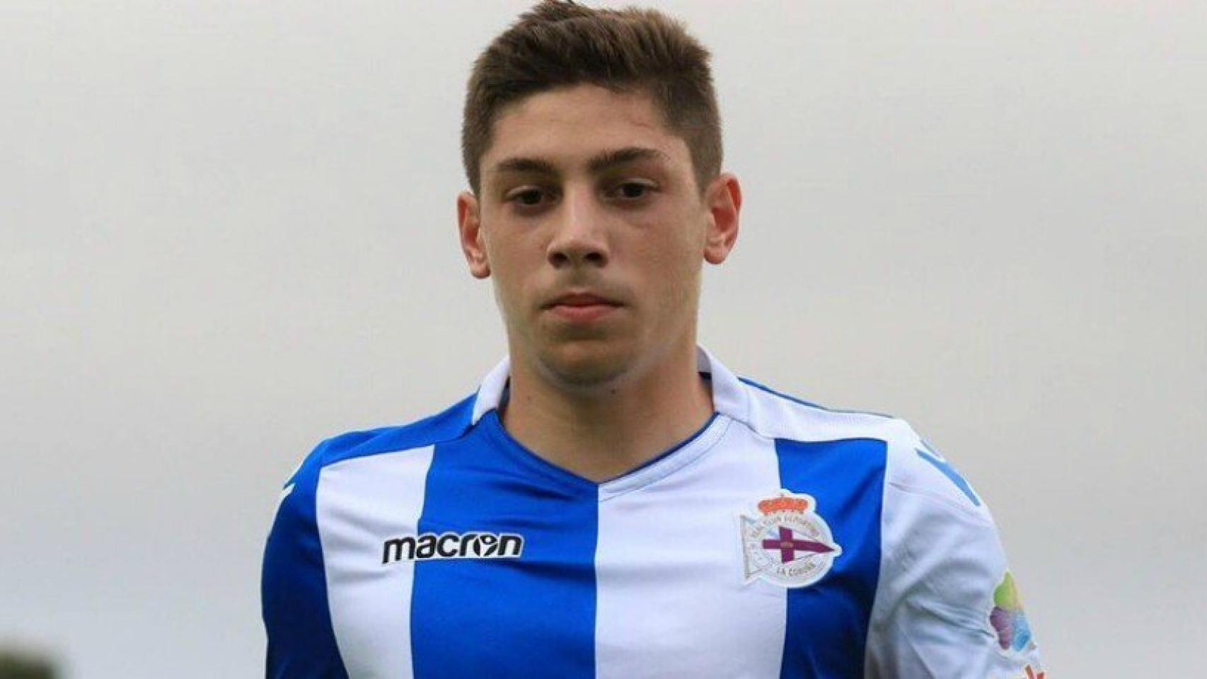 Fede Valverde, con la camiseta blanquiazul del Deportivo. Foto: rcdeportivo.es