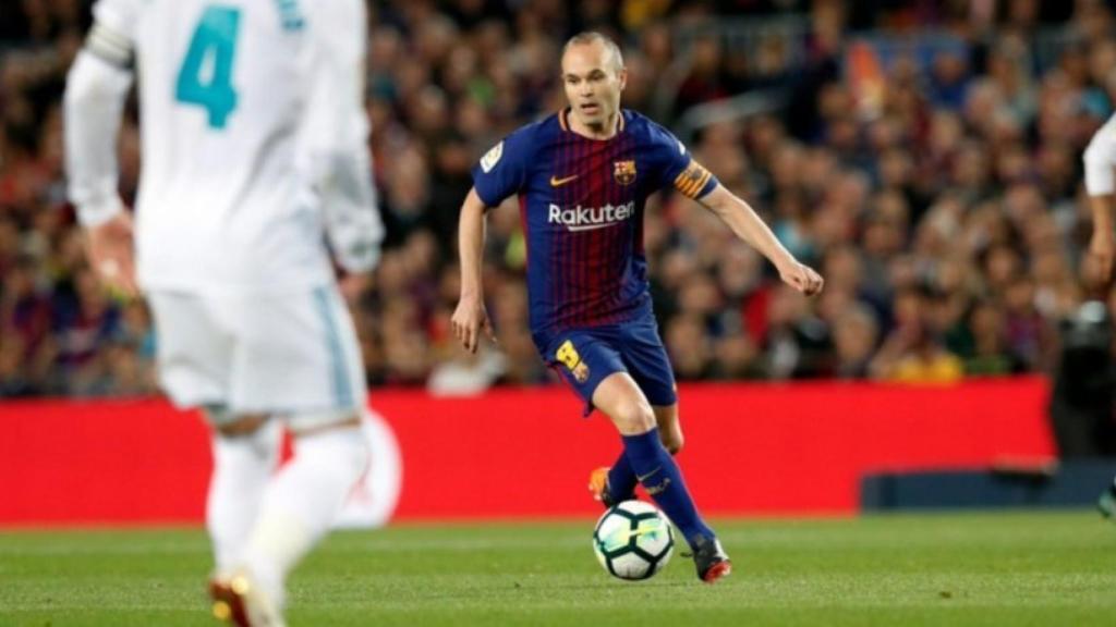 Iniesta conduce el esférico en El Clásico. Foto: (@FCBarcelona_es)