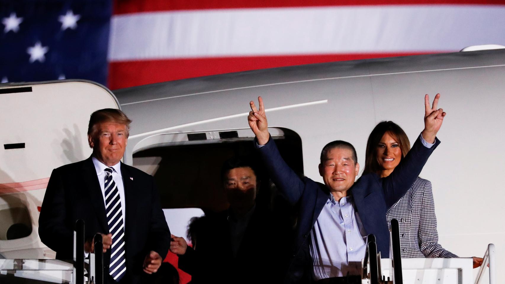 Imagen de la llegada de los tres estadounidenses presos en Corea del Norte.