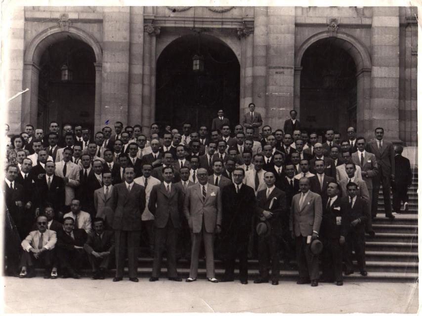 Baudín es la única mujer en las fotografías de la oposición.