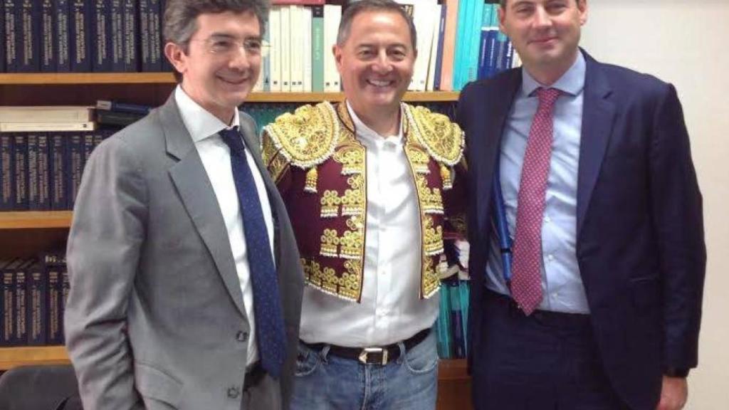 De esta guisa, con chaquetilla de torero, se presentaba Trinitario Casanova en la notaría para la compraventa del Edificio España.