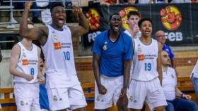 Los Junior celebran la victoria. Foto: Twitter (@RMBaloncesto).