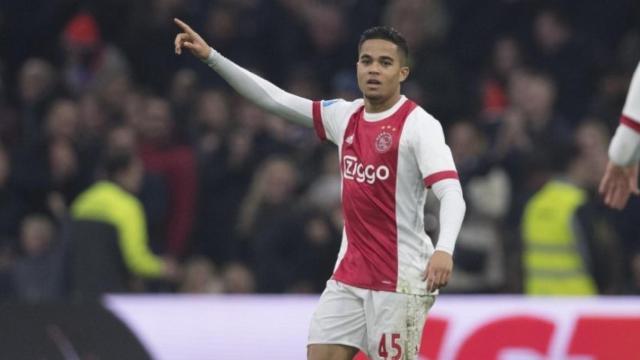 Kluivert durante un partido de Ajax. Foto: Twitter (@AFCAjax).