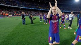 Iniesta agradece el cariño de su afición en El Clásico. Foto: (@FCBarcelona_es)