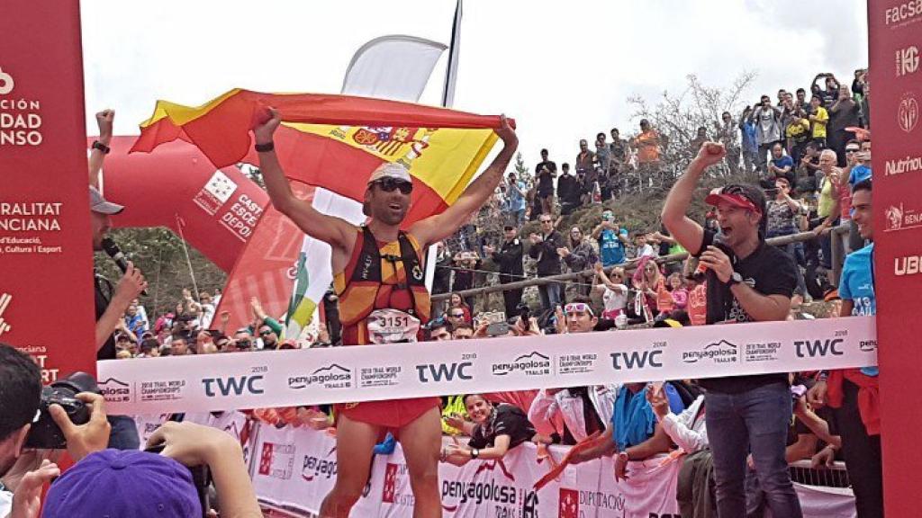 Luis Alberto Hernando al ganar su tercer Mundial consecutivo de trail running.