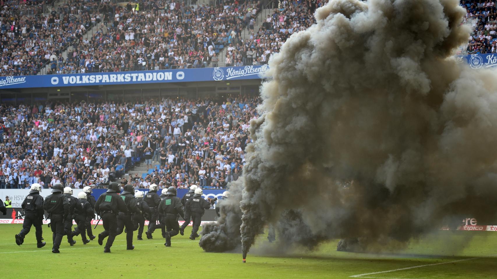 Los ultras lanzaron bengalas al campo y pararon el partido en el que descendieron.