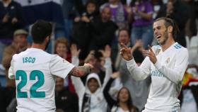 Gareth Bale celebra con Isco uno de sus dos goles al Celta de Vigo.