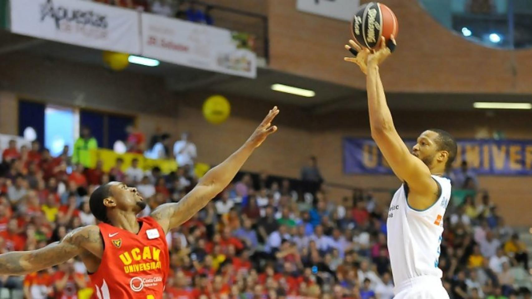 Randolph lanzando a canasta ante UCAM Murcia. Foto: acb.com