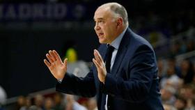 Pablo Laso dirigiendo al equipo ante el UCAM Murcia