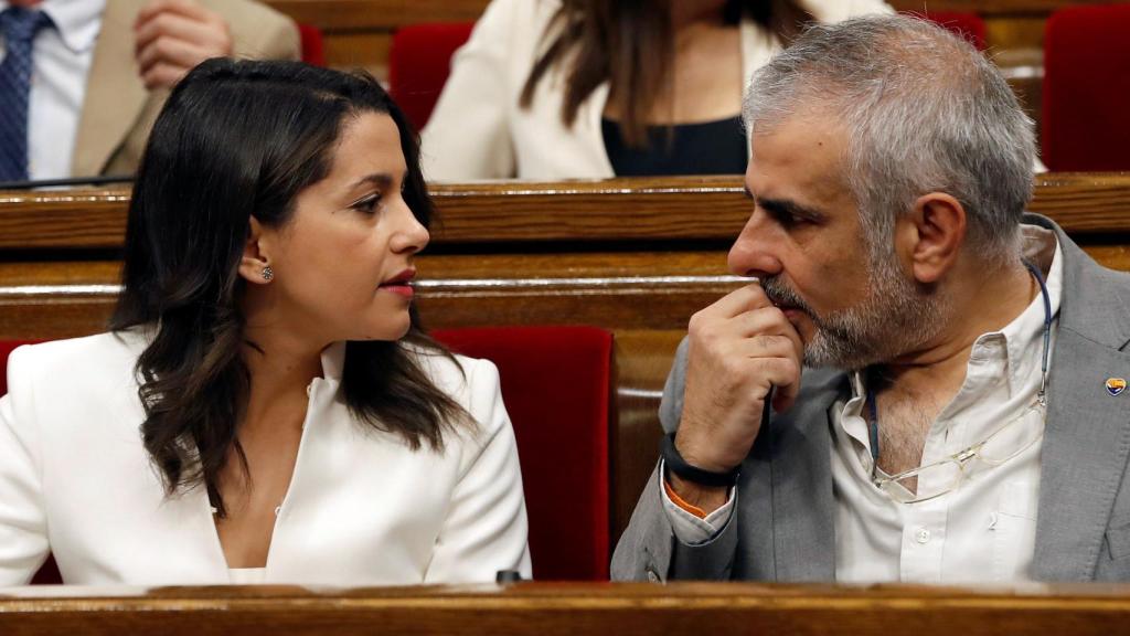 Inés Arrimadas, en el Parlament este sábado junto a Carlos Carrizosa.