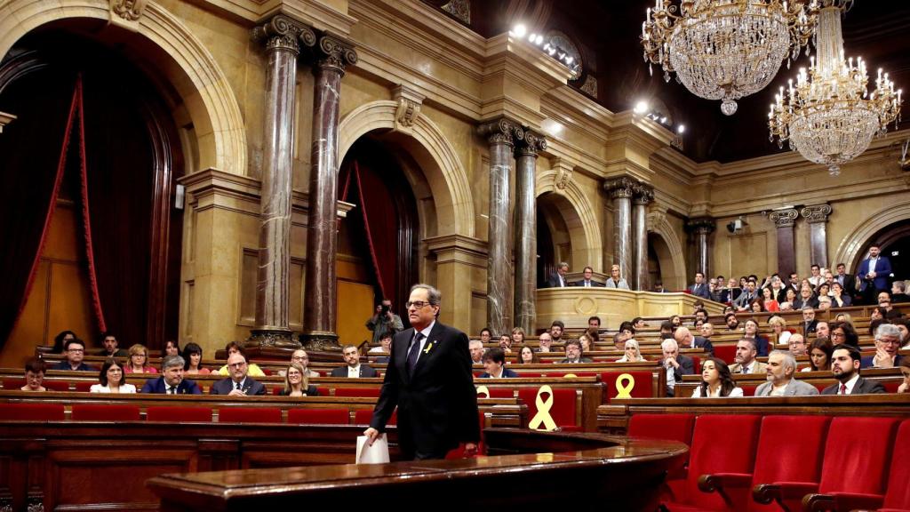 Quim Torra, camino del atril del hemiciclo del Parlament para pronunciar su discurso.