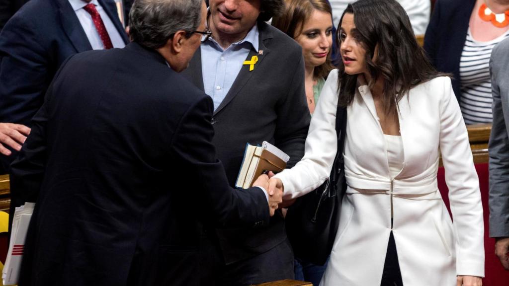 Quim Torra saluda a Inés Arrimadas este sábado en el Parlament.