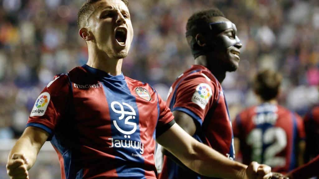 Bardhi, jugador del Levante, celebra uno de sus goles al Barcelona.