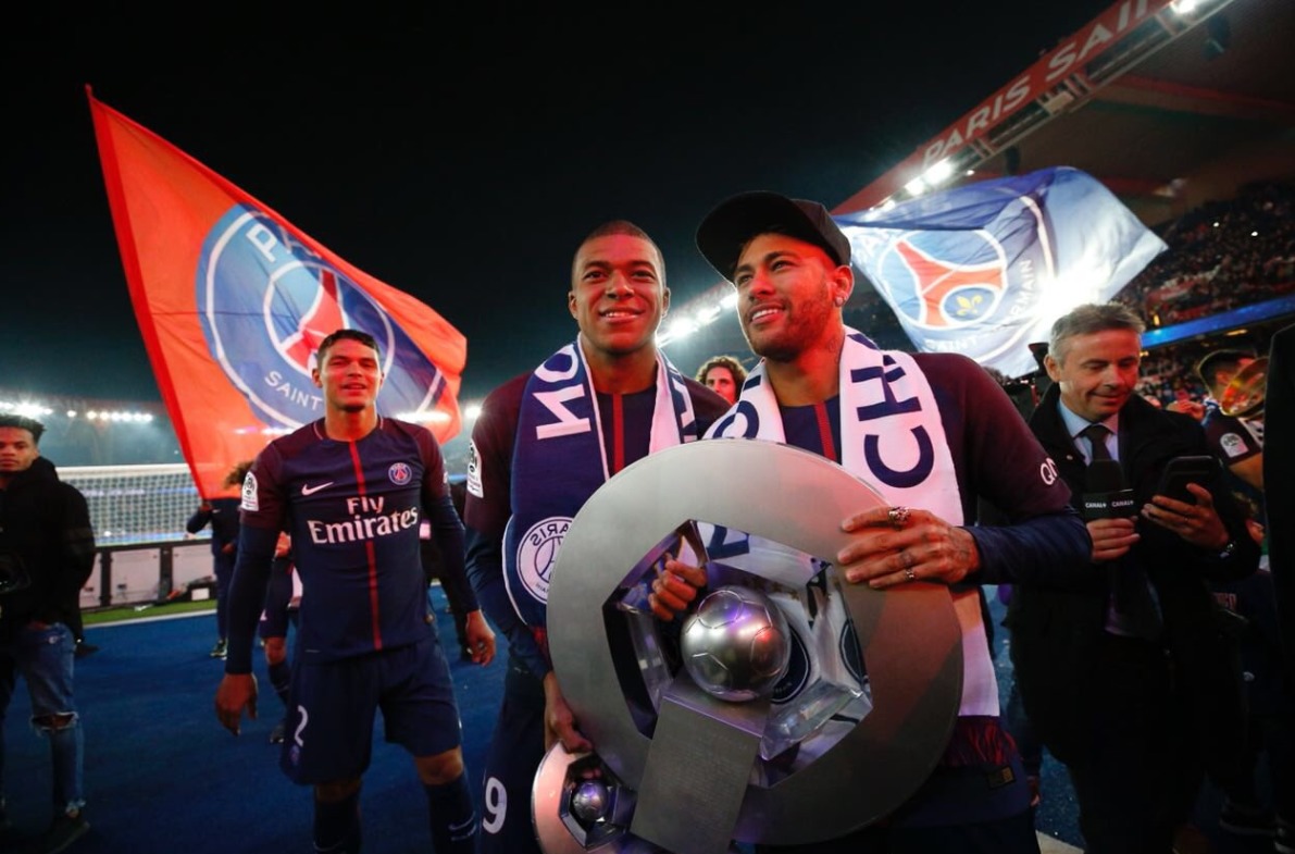 Neymar enfría la tensión y se integra en la fiesta del PSG