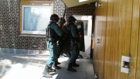 Tres miembros de la Guardia Civil, durante el operativo.