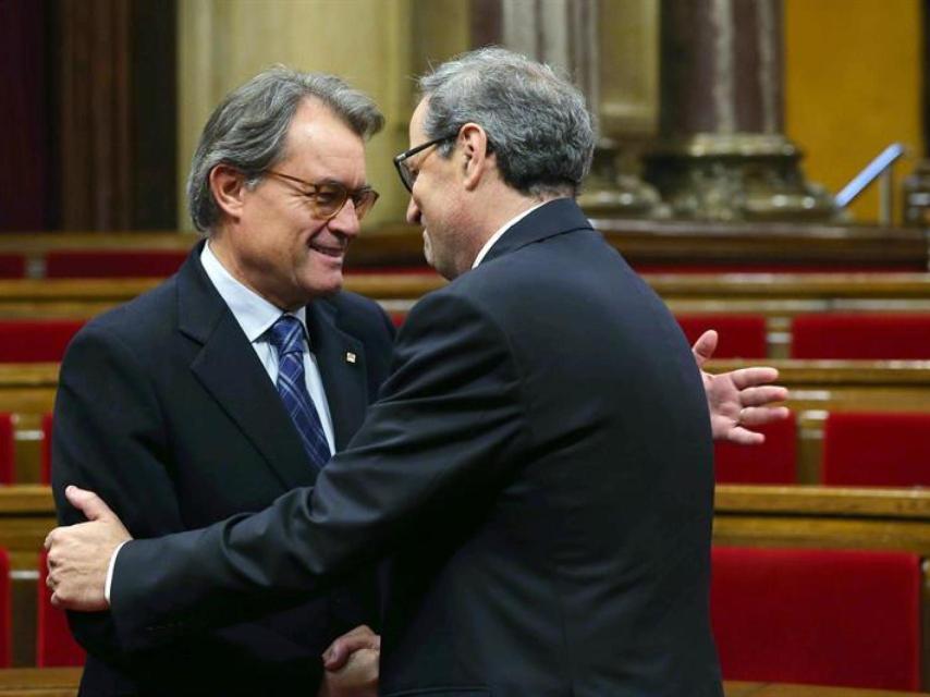 El nuevo presidente de la Generalitat, Quim Torra, saluda al expresidente Artur Mas.