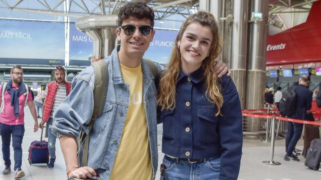 Amaia y Alfred en el aeropuerto antes de despedirse.