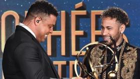 Neymar recibe el premio de manos de Ronaldo. Foto: psg.fr