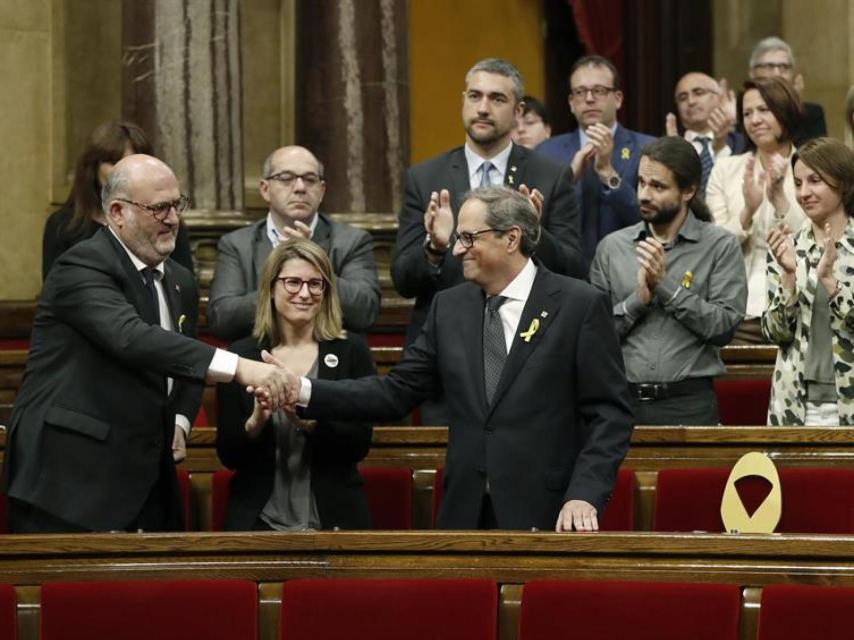 Quim Torra, aplaudido por los diputados de JxCat y ERC tras su intervención ante el pleno del Parlament.