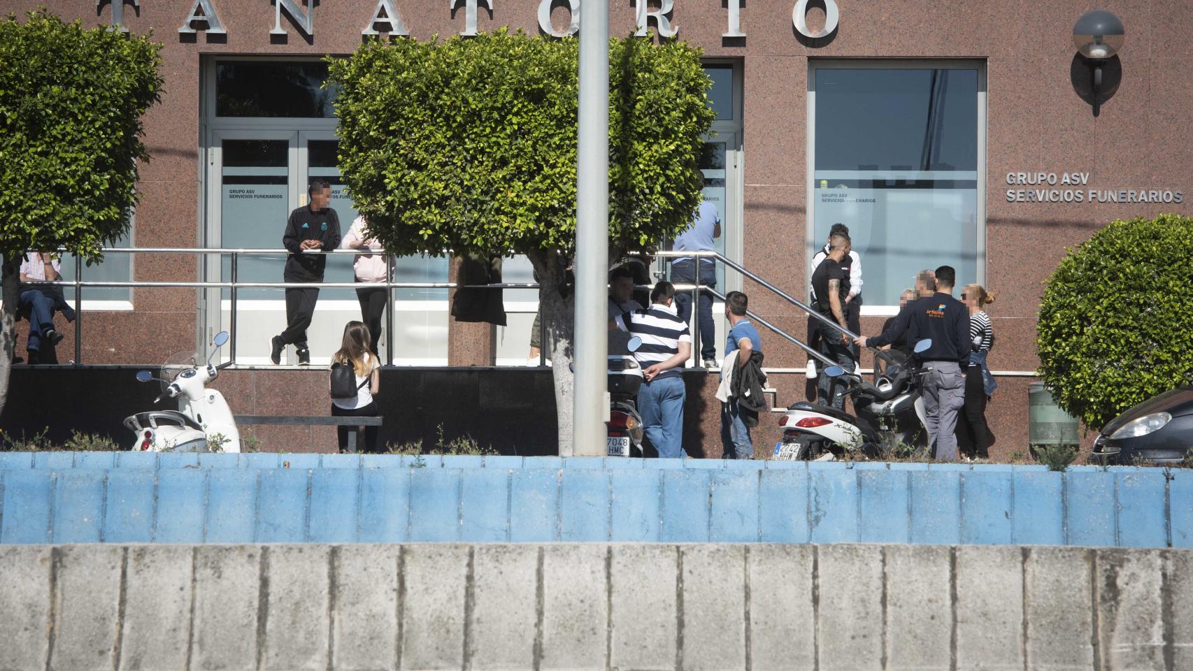 El niño permaneció hasta las dos de la tarde de este martes en el tanatorio de Algeciras. Numerosos familiares y conocidos de los padres se acercaron a darle un último adiós.