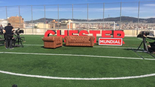 El campo de fútbol de la Satalia era el escenario de la entrevista de Risto con Iniesta.