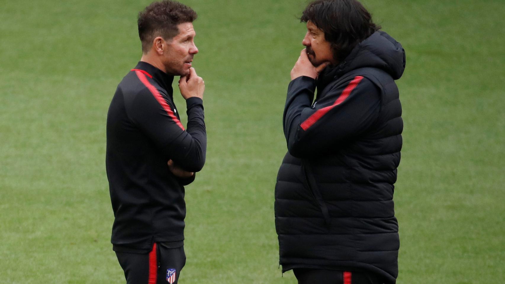 Simeone y el Mono Burgos en el entrenamiento previo a la final de la Europa League.