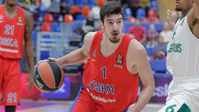 Nando de Colo en un partido con el CSKA. Foto cskabasket.com