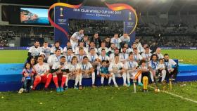 Los jugadores posan con los trofeos del Mundial de Clubes