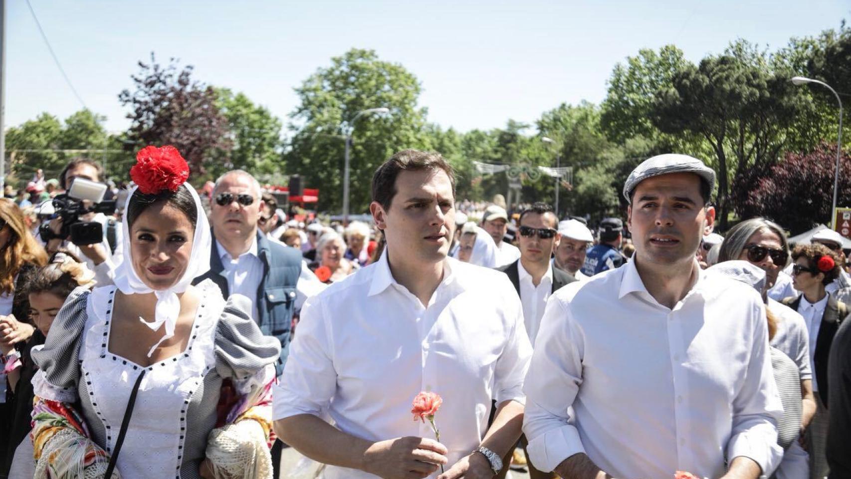 Albert Rivera con Ignacio Aguado y Begoña Villacís en la Pradera de San Isidro en Madrid.