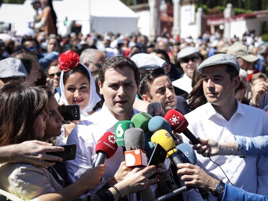 Rivera, flanqueado por Villacís y Aguado, atendiendo a los periodistas en Madrid