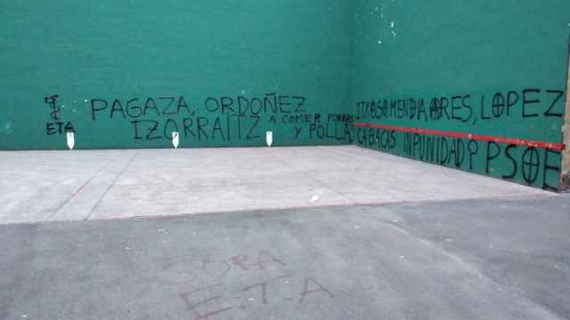 Las pintadas de odio y amenazas que han aparecido este 15 de mayo en el frontón de Hernani.