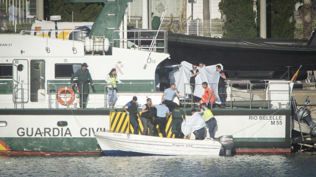 Los agentes de la Guardia Civil trasladan el cuerpo del menor.